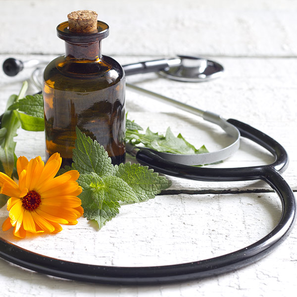 Medizin und Stethoskop liegen auf EKG-Ausdruck